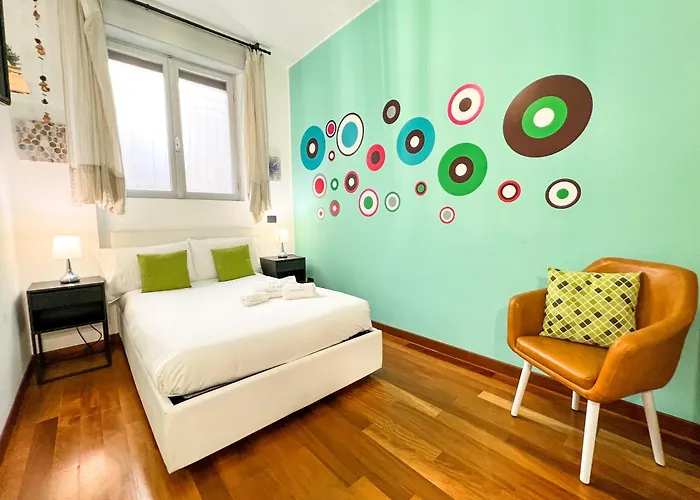 Unique House - 3 Bedrooms & 2 Bathrooms With 4 Beds - 100 Meters To The Metro A
